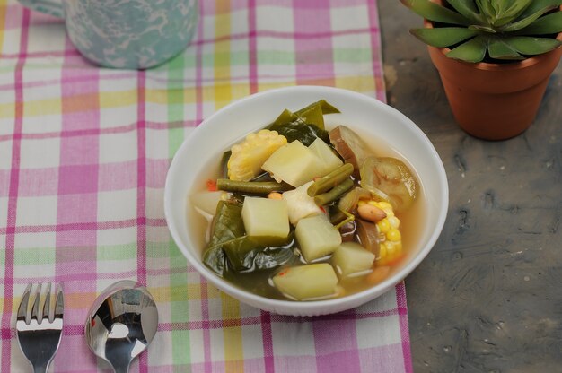 Sayur asem ou sayur asam é um vegetal popular da Indonésia em sopa de tamarindo