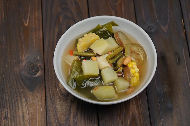 Sayur asem ou sayur asam é um vegetal popular da Indonésia em sopa de tamarindo