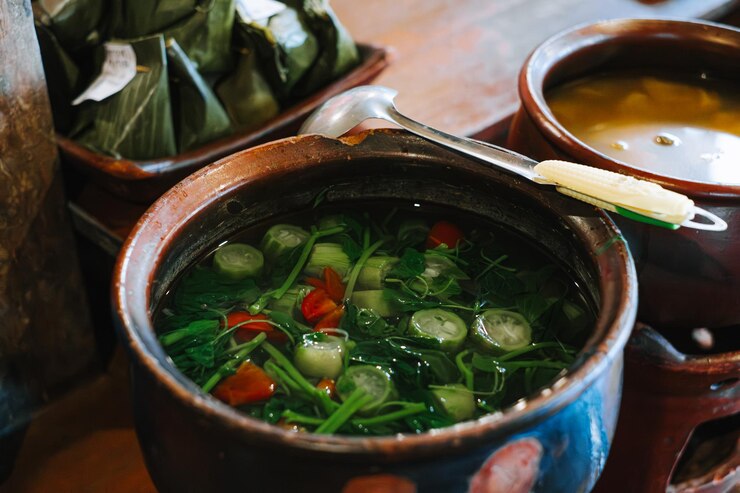 Sayur Bayam Bening en la olla de arcilla sopa tradicional indonesia espinacas verduras claras
