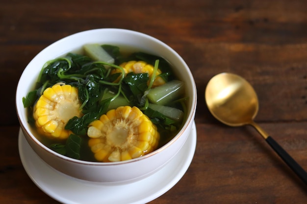 Sayur Bening Bayam Spinat Klares Gemüse Indonesisches Essen aus Spinat Spinatsuppe mit Mais
