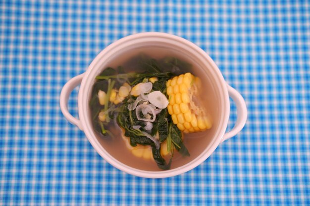 Sayur Bening Daun kelor jagung ou Moringa Oleifera sopa clara com milho doce servida em tigela