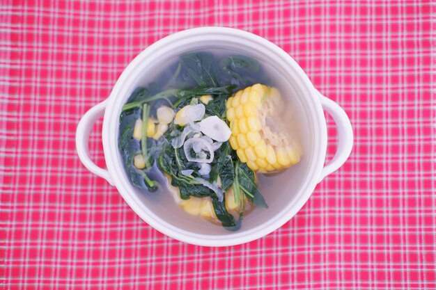 Sayur Bening Daun kelor jagung ou Moringa Oleifera sopa clara com milho doce servida em tigela