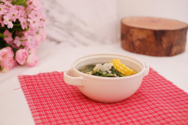 Foto sayur bening daun kelor jagung ou moringa oleifera sopa clara com milho doce servida em tigela