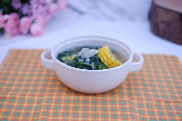 Foto sayur bening daun kelor jagung ou moringa oleifera sopa clara com milho doce servida em tigela