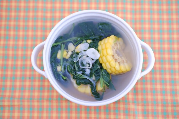 Sayur Bening Daun kelor jagung ou Moringa Oleifera sopa clara com milho doce servida em tigela