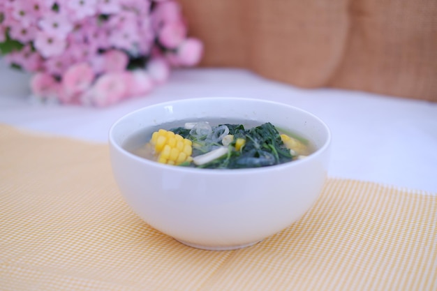 Sayur Bening Daun kelor jagung ou sopa clara de Moringa Oleifera com milho doce servida em uma tigela