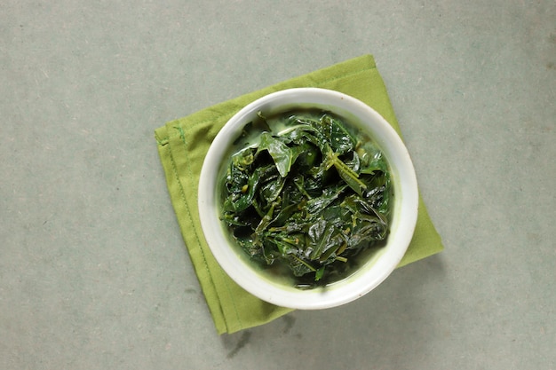 Sayur Bobor es un plato típico de Java Central, hojas de mandioca en leche de coco.