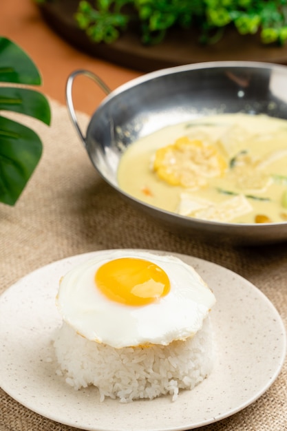 Sayur lodeh es una sopa de verduras de Indonesia preparada con verduras en leche de coco