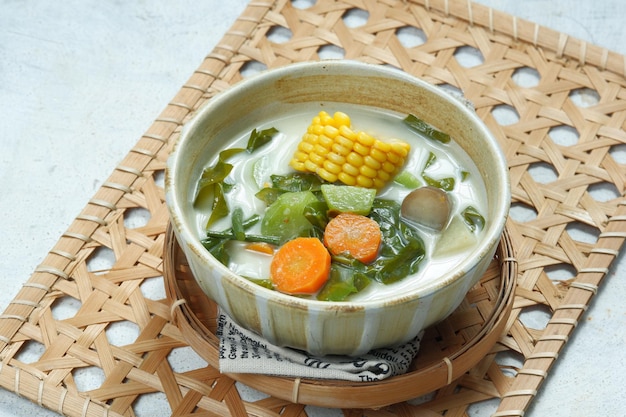 sayur lodeh ou legumes com sopa de leite de coco é comida culinária indonésia tradicional de Java