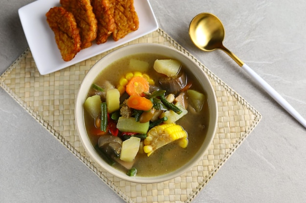 Sayur Lodeh ou sopa de legumes sem leite de coco, deliciosa comida tradicional indonésia
