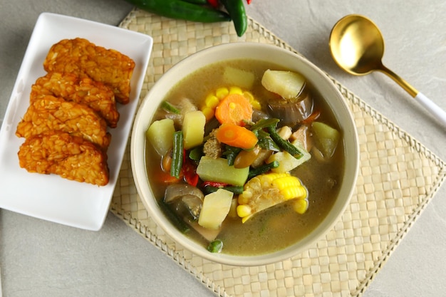 Sayur Lodeh ou sopa de legumes sem leite de coco, deliciosa comida tradicional indonésia