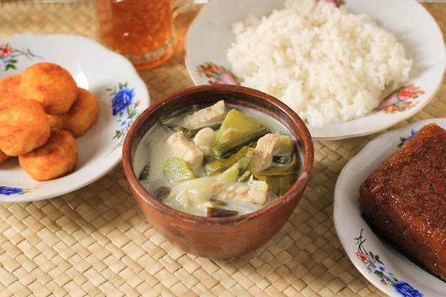 Sayur Lodeh, sopa de verduras indonesia con leche de coco