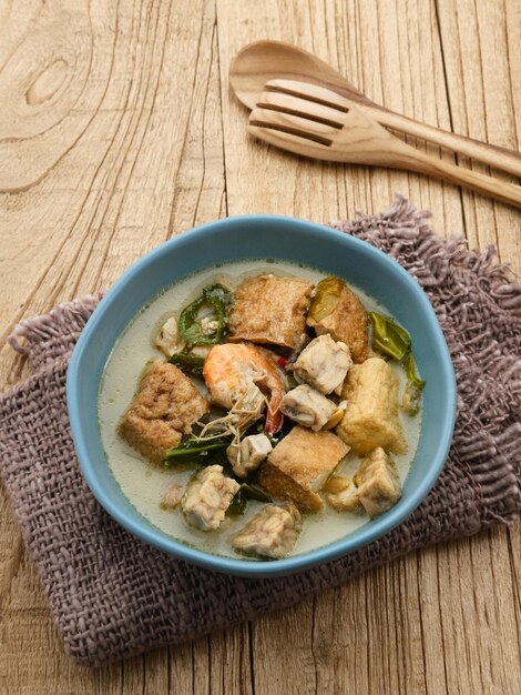 Sayur Lodeh Tahu Tempe Udang Indonesisches traditionelles Essen aus Tofu-Tempeh-Garnelen und Kokosnuss