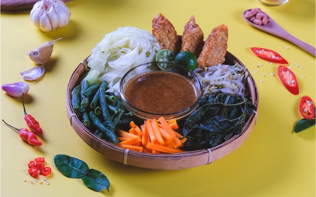 Sayur Pecel es un plato tradicional indonesio en forma de salsa de maní con ensalada de verduras