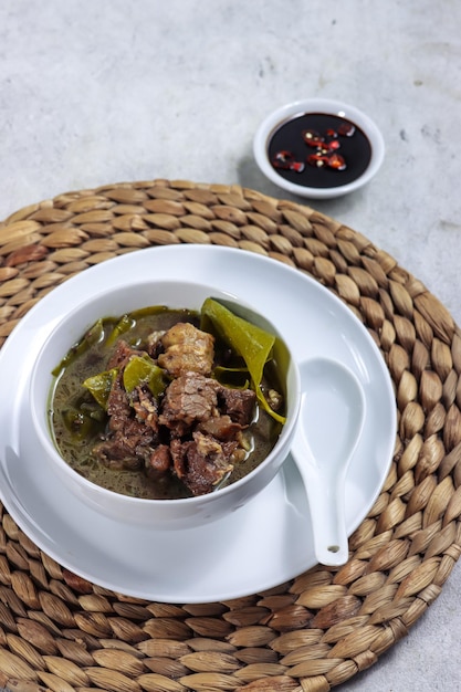 Sayur Pindang Kudus Traditionelles javanisches Suppengericht aus Rindfleisch und Kokosmilchsuppe