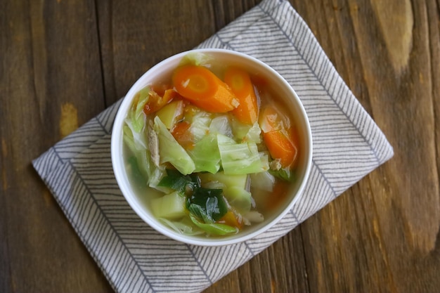 Sayur Sop Suppe oder Gemüsesuppe ist ein indonesisches Essen