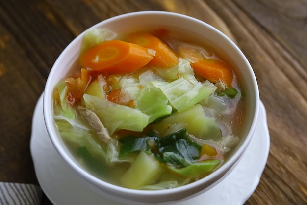 Sayur Sop Suppe oder Gemüsesuppe ist ein indonesisches Essen