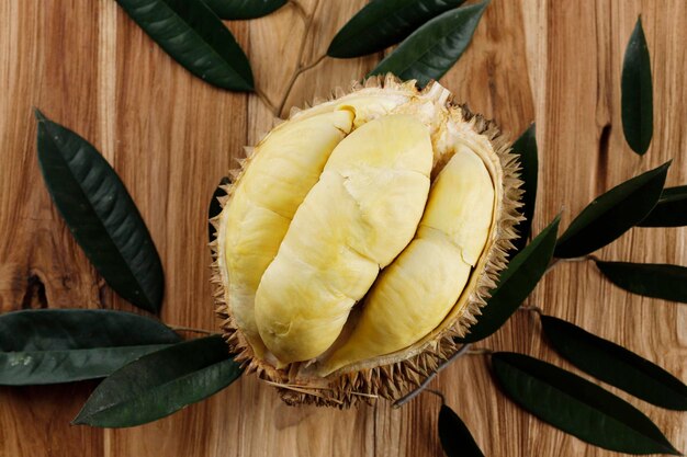 Sazonal Durian King of Fruits Montong Tailândia Maduro Durian Saboroso Durian que foi Descascado na Mesa de Madeira Vista Superior