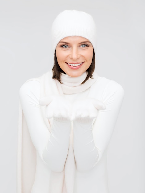 sazonal, pessoas, conceito de felicidade - mulher sorridente com roupas de inverno com algo nas mãos