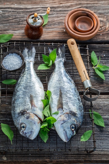 Sazonar la dorada con menta y hojas de lima para grill