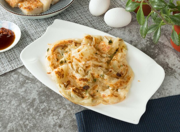 Scallion Pancake Sabor original con huevo y salsa servido en un plato aislado en la vista superior de la servilleta en la mesa comida de taiwán