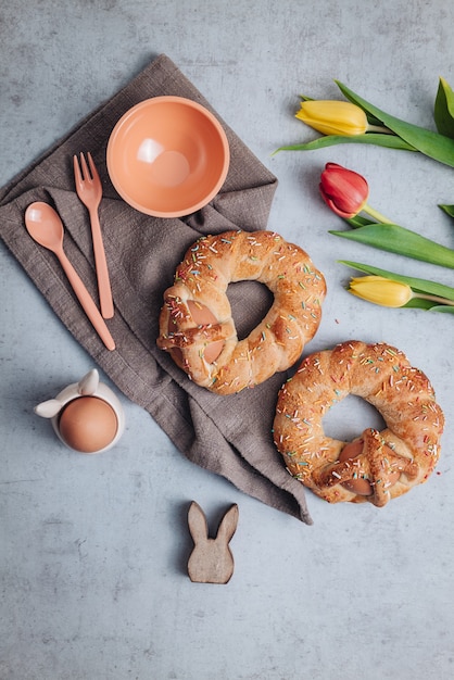 Foto scarcella, um doce tradicional para as férias da páscoa na região de puglia com flores de tulipa