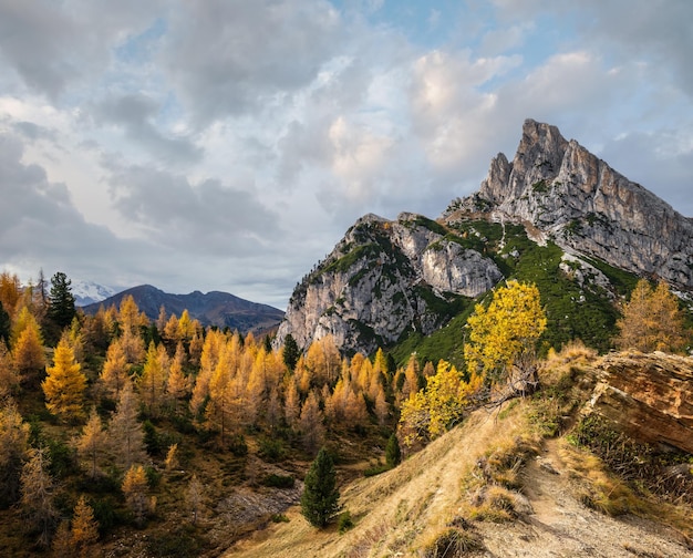 Scena de montanha das Dolomitas de outono Falzarego Pass Itália