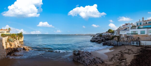 Foto scenic cascais wasserfront fischerschiffe an der praia da ribeira verankert