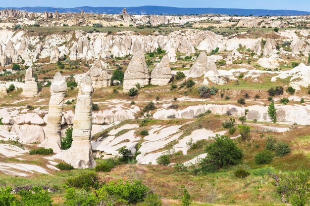 Scenic com chaminés de fadas balança na Capadócia