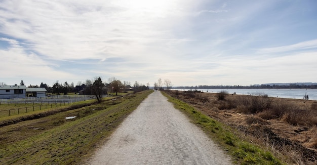 Scenic Pathway por Pitt River durante un soleado día de invierno