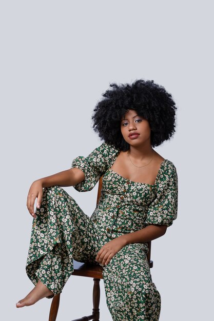 SCHÖNES AFRO BRASILIANISCHES MODELL AUF GRAUEM HINTERGRUND