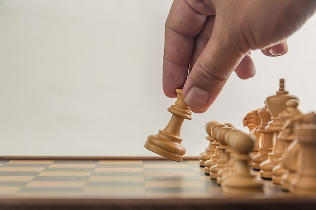 Foto schach an bord mit der hand