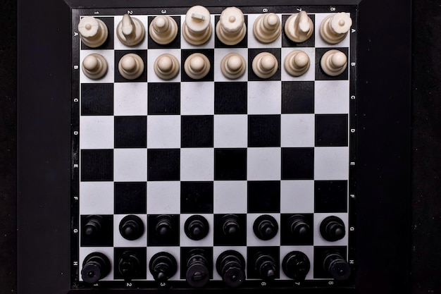 Schach an Bord mit dunklem Hintergrund