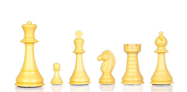 Schach aus Holz. Satz Schachfiguren. Schachfiguren isoliert auf weißem Hintergrund.