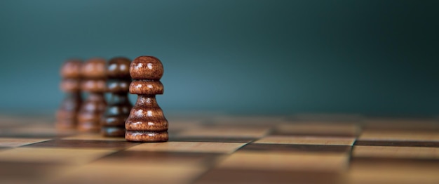 Schach stehen auf schachbrettkonzepten der wettbewerbsherausforderung des führenden geschäftsteams oder teamwork-freiwilligen oder gewinn- und führungsstrategieplan und risikomanagement oder teamplayer