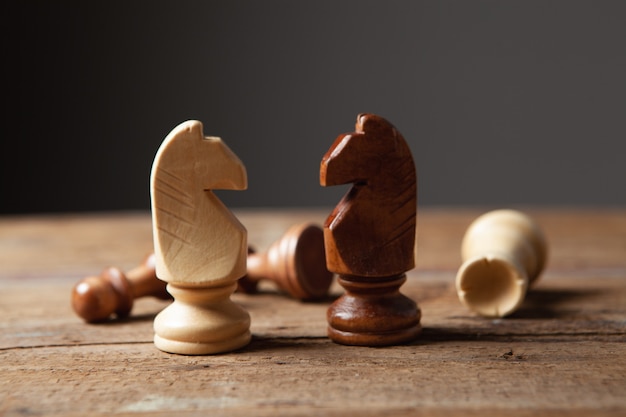 Schachfiguren aus Holz auf Holz