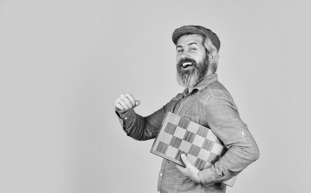Schachfiguren intellektuelle spiele intelligenter bärtiger hipster kognitive fähigkeiten spielstrategiekonzept schachstunde übung für das gehirn lehrer schachwettbewerb brettspiel mann spielt schach