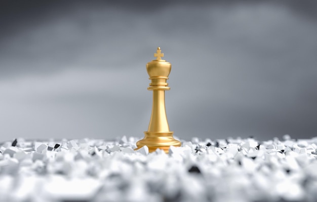 Schachkönig steht auf zerbrochenen Schachfiguren