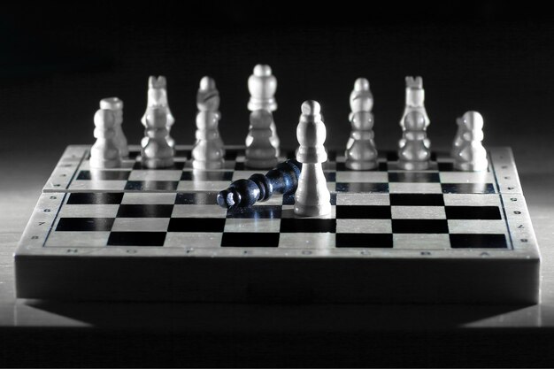 Schachkomposition auf dem Board.das Konzept des Sieges