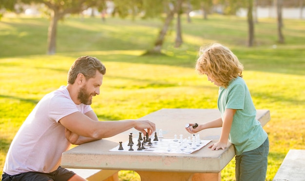 Schachmatt. Zeit zusammen verbringen. strategisch und taktisch. Nachhilfe. Papa und Kind