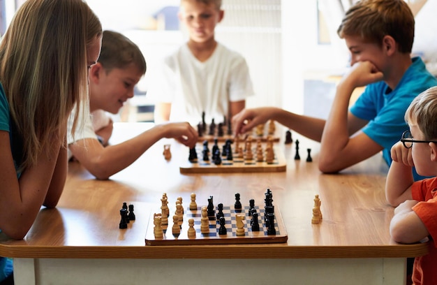 Schachmeister Eine Gruppe Kinder, die Schach spielen