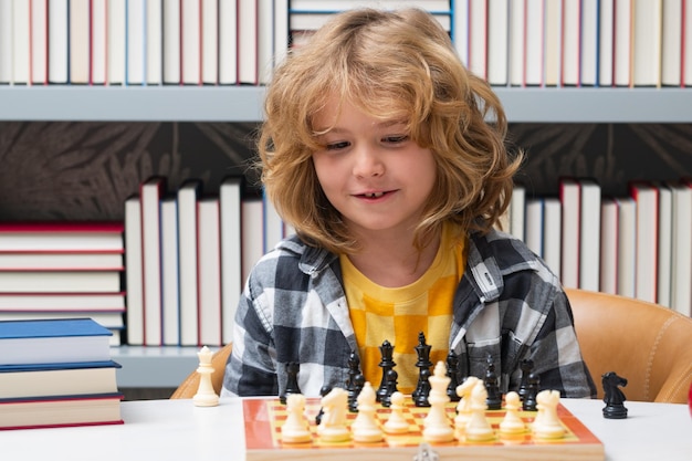 Schachschule für Kinder kleines Kind spielt Schach denkendes Kind Schachspiel für Kinder intelligent smart