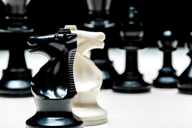 Foto schachspiel oder schachfiguren auf weiß