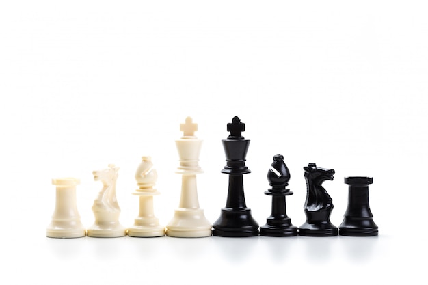Schachspiel oder Schachfiguren mit weißem Hintergrund