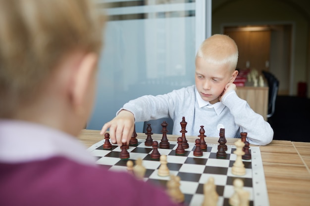 Schachspiel zwischen Schulkindern