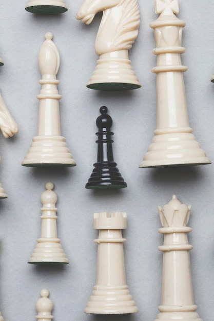 Schachspielfiguren auf grauem Hintergrund Strategiekonzept