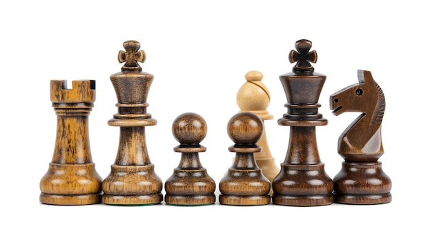 Schachstücke in einer Reihe mit hellem und dunklem Holz, isoliert auf Weiß