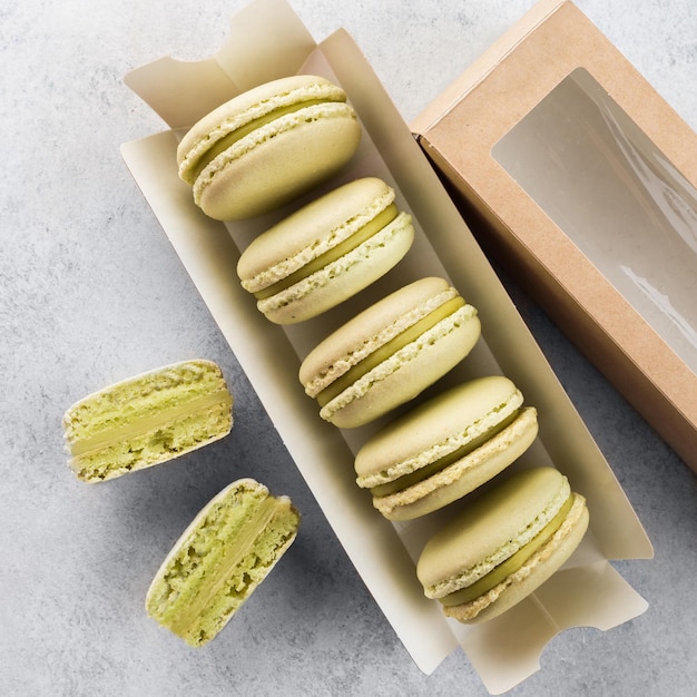 Schachtel mit Pistazien leckeren Macarons auf weißem Hintergrund