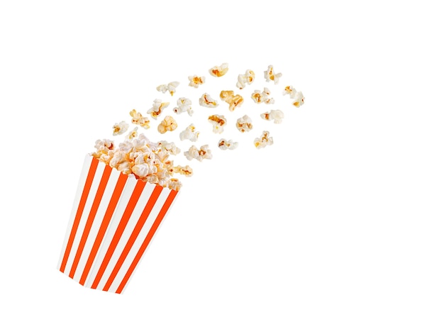 Schachtel Orange mit Popcorn im Flug auf weißem, transparentem Hintergrund, Nahaufnahme