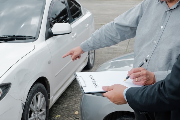 Schadenregulierer Versicherungsagent Inspektion beschädigter Autos Verkaufsleiter gibt Ratschläge